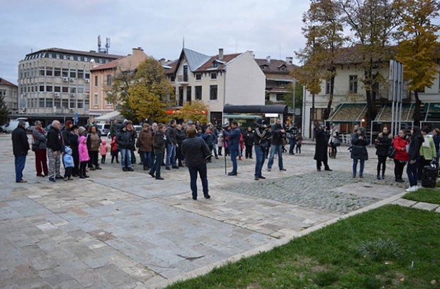 Родители и учители излязоха на протест заради стипендиите за ромските ученици
