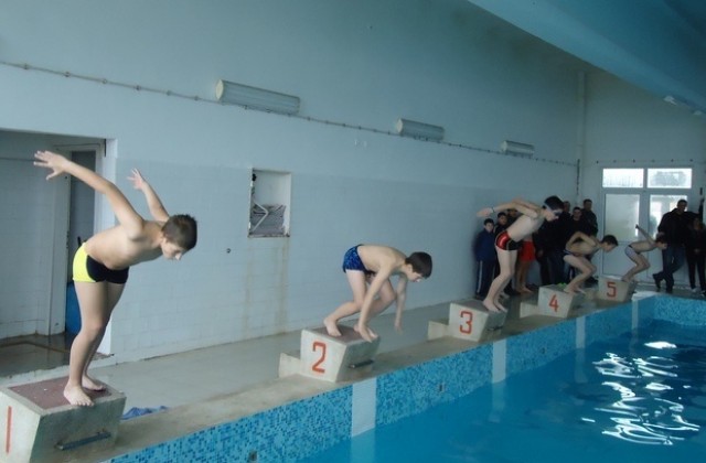 Лично-отборно първенство по плуване в Шумeн