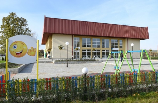 Министър Петкова и Йордан Йовчев откриха новия Младежки център в Гълъбово
