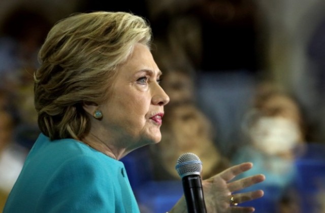 ФБР ще разследва още имейли на Хилари Клинтън