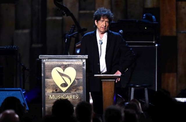 Боб Дилън: Приемам Нобеловата награда