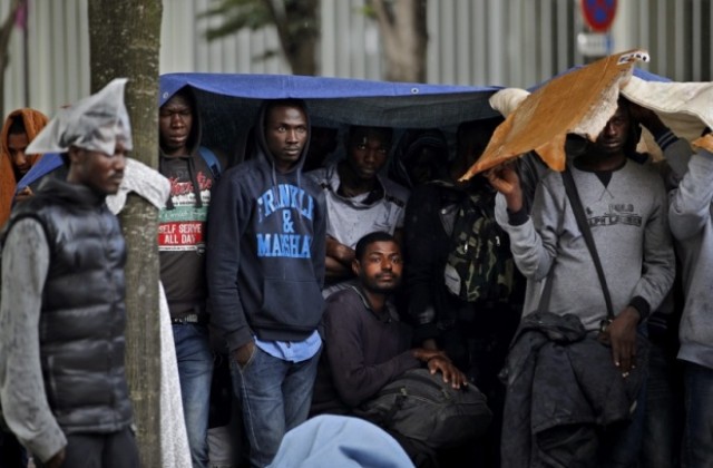 Франсоа Оланд се прицели и в лагера на нелегални мигранти в Париж