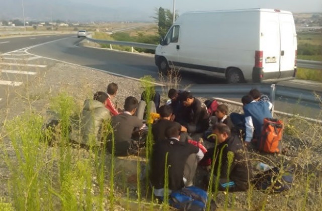 Заловиха десетки мигранти на турско-българската граница