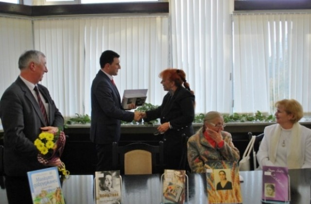Христина Комаревска с Първа награда в Национално биенале, посветено на Дора Габе