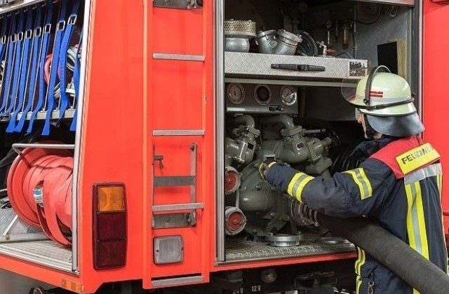 Пожарникари вадиха чужденец от катастрофирала кола