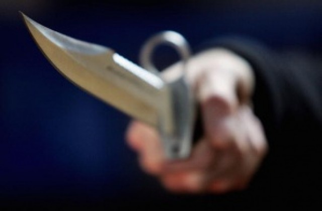 Заплашиха с нож и ограбиха млада жена от Добрич