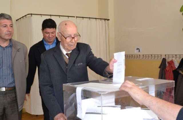 Трима столетника в Казанлъшко с право на вот