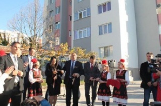 Премиерът Борисов, министър Павлова и кметът Камбитов прерязаха лентата на поредните санирани блокове в Благоевград