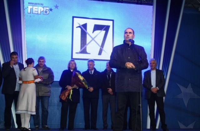 Хиляди симпатизанти посрещнаха кандидатите на ГЕРБ Цецка Цачева и Пламен Манушев в област Кюстендил