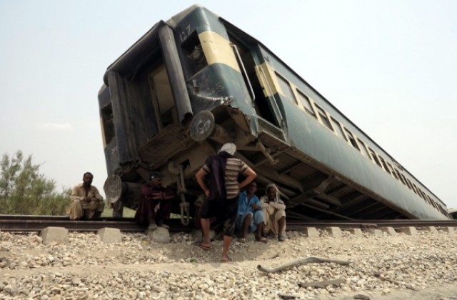 11 загинали и десетки ранени при влакова катастрофа в Пакистан