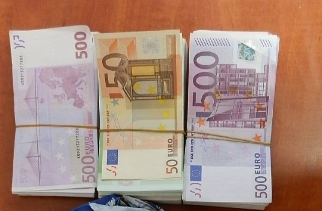 Митничари откриха контрабандна валута за над 280 000 лева в турски автобус (СНИМКИ)