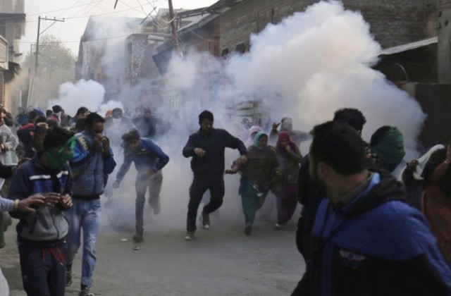 Смъртта на тийнейджър в Кашмир предизвика нови антииндийски протести