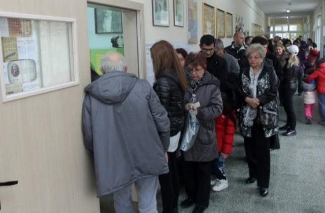 Румен Радев и Илиана Йотова водят на изборите в столицата