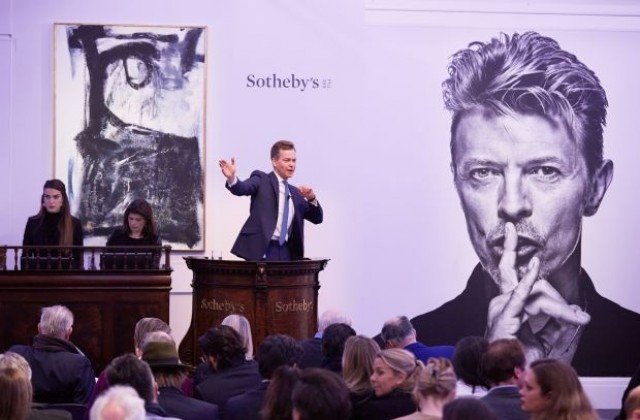 Продадоха колекцията на Дейвид Боуи над 30 млн. британски лири