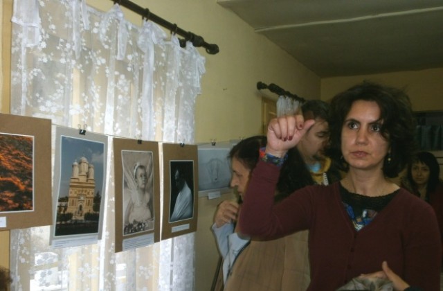 Яна Момчилова откри фотоизложбата Дълбоко в нас в храма Св. Николай