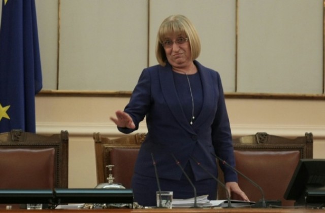 Цецка Цачева остава председател на парламента