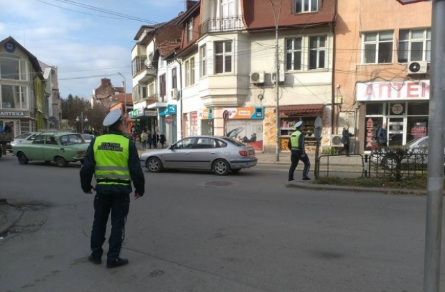 Акция на полицията на пазара в Кюстендил срещу неправилно пресичащи пешеходци