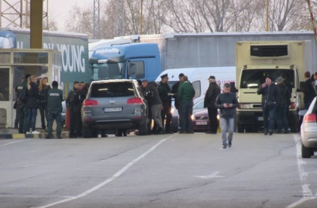 Задържани са 10 гранични полицаи при спецакция на Дунав мост (СНИМКИ)