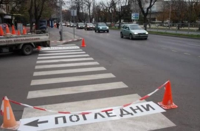 Надписи „Погледни” подсещат пешеходците във Варна да се огледат (ВИДЕО+СНИМКИ)
