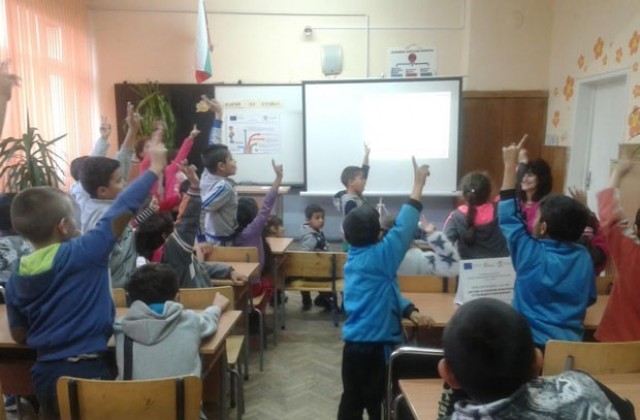 Кариерни консултанти провеждат дейности с ученици от Сенокос