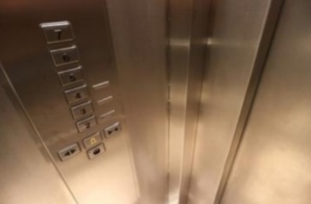 Новата схема за измама на възрастни с асансьор и техник