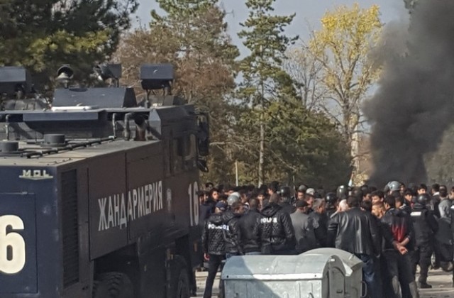 Пострадали полицаи при сблъсъците в харманлийския лагер