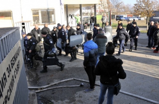 След размириците в Харманли: 24 ранени полицаи и над 200 души задържани
