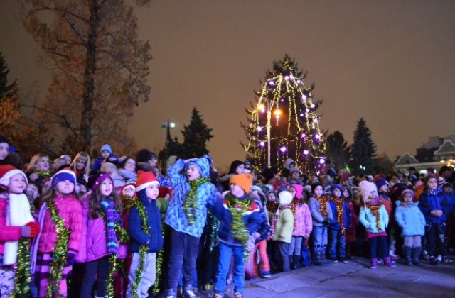 Стотици деца посрещнаха Дядо Коледа във В.Търново