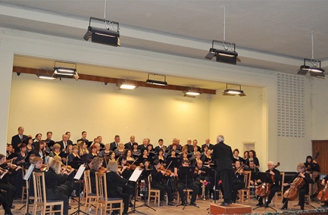 Две хорови формации и оркестър почетоха годишнина от рождението на Моцарт