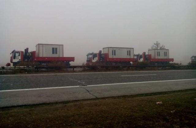 Докараха фургони за бежанците