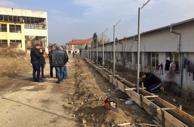 С бързи темпове вдигат оградата край бежанския център в Харманли