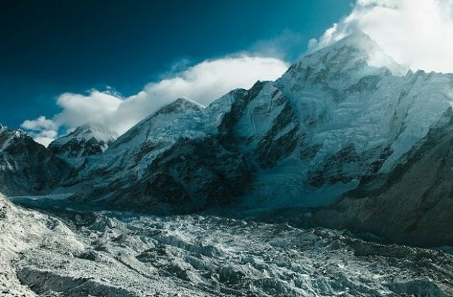 Земетресение близо до връх Еверест събуди хората в Непал