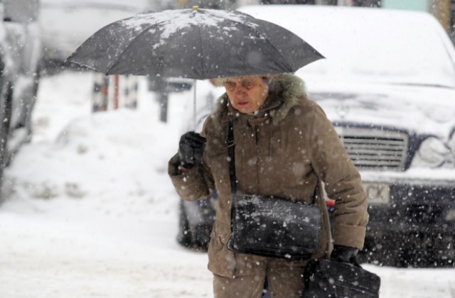 Предупреждават за силни снеговалежи в Западна България, на север - вятър