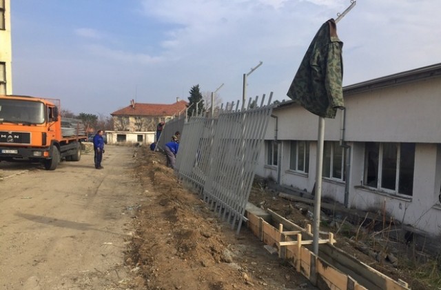 С 3-метрова ограда и бодлива тел ограждат харманлийския бежански център