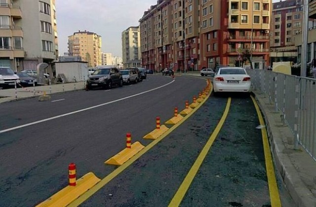 Новооткрита велоалея в София се оказа неизползваема заради паркирали по нея коли