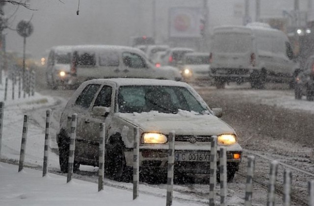 Сняг вали почти над цялата страна, шофьорите да бъдат внимателни