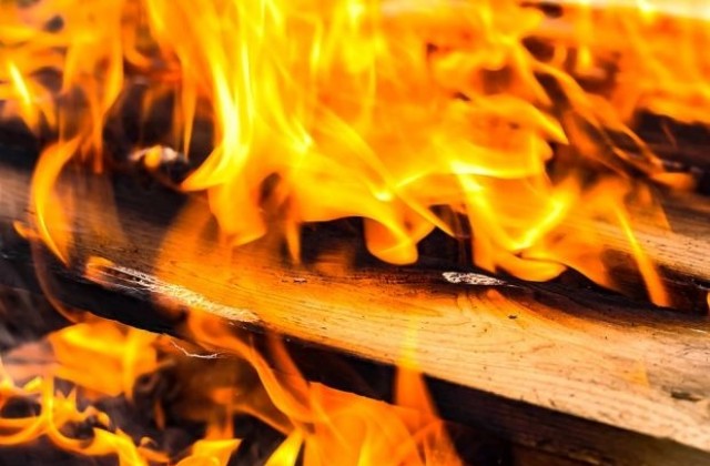 Бездомник загина, след като си запали огън да се сгрее