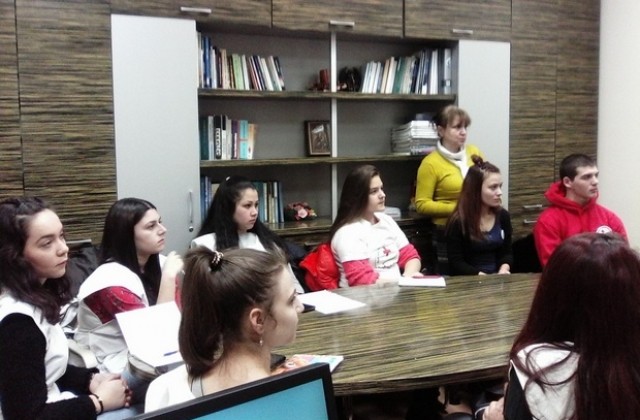 Младежи доброволци от БЧК - Плевен присъстваха на обучение по репродуктивно здраве