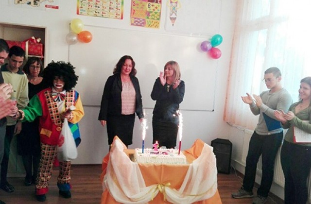Две торти от областния управител за втория рожден ден на Дневен център в Исперих