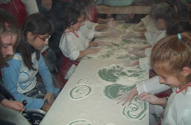 Деца за първи път докоснаха брашно и месиха хляб
