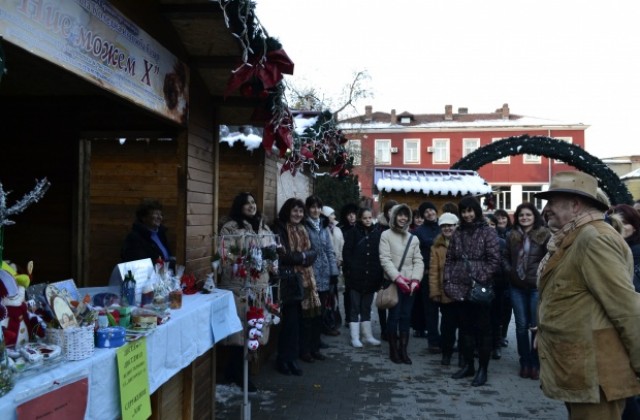 Майстори самодейци от социалните услуги във В.Търново показват творбите си на Коледния базар