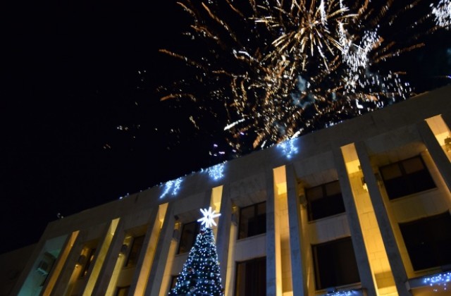 Дядо Коледа и децата на Г.Оряховица запалиха празничните светлини
