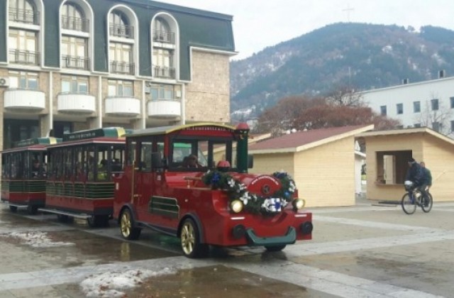 Дядо Коледа ще вози с влакче децата на Благоевград