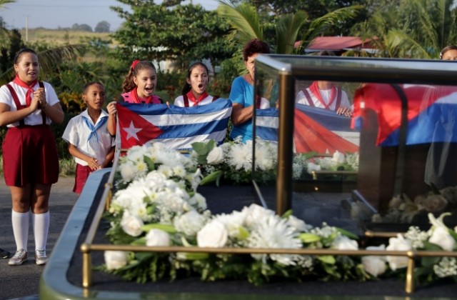 Кортежът с праха на Фидел Кастро пристигна в Сантяго де Куба