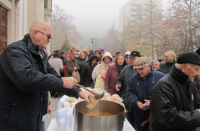 Рибена чорба и питка подарява на хората община Ловеч за Никулден