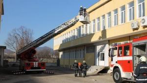 Евакуираха ученици заради пожар