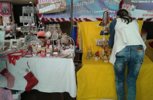 Капани за сънища, плетени бижута и бутикови изделия на уникален базар във ФК
