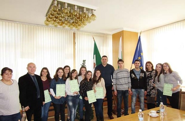 11 тийнейджъри получиха от кмета сертификати за доброволчество