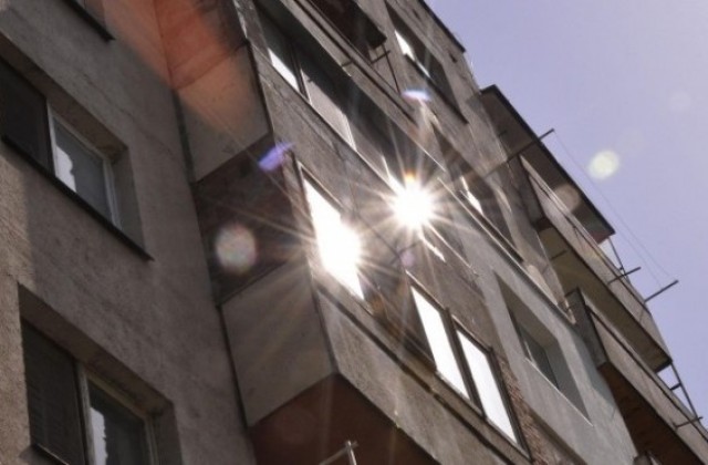 Поредна жертва на телефонни измамници изхърли пари през терасата