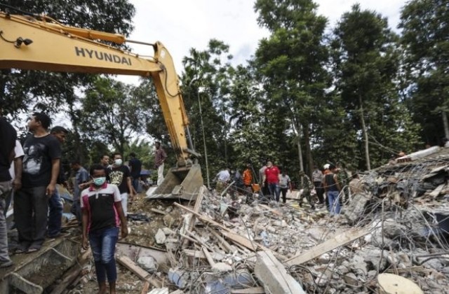 Най-малко 92 жертви след силно земетресение в Индонезия